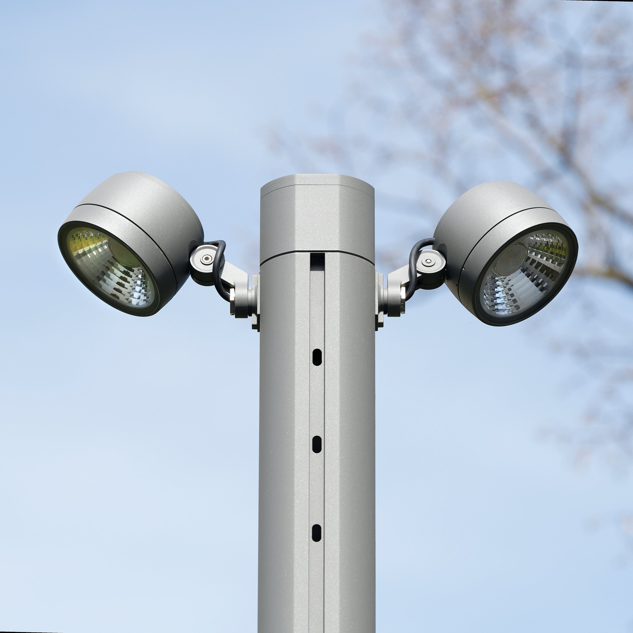 Floodlight pole outlet
