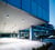 Pour une orientation rapide, l'entrée du complexe médical Arzanah à Abu Dhabi est visuellement mise en valeur par une lumière abondante.